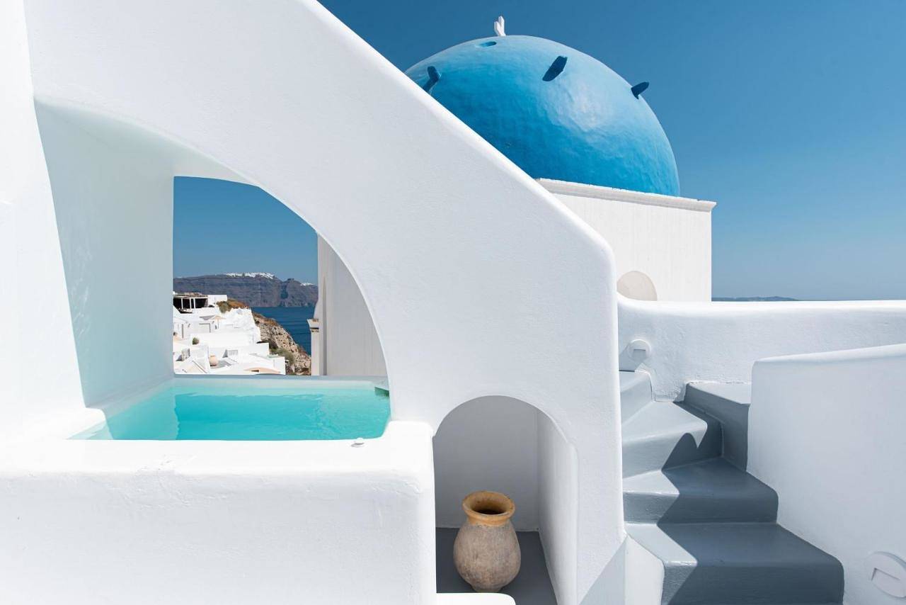 Suite with Balcony and Blue Domes View in Ormos Ammoudiou, Oia