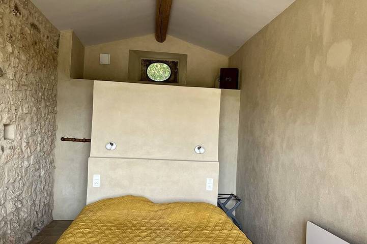 Appartement entier, La Verrière, très jolie chambre indépendante avec courette abritée in Bonnieux, Parc naturel régional du Luberon