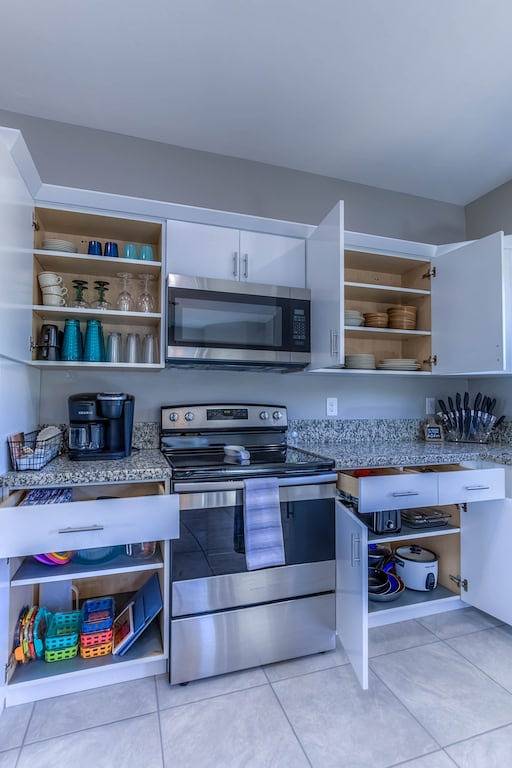 New 3 Br home in immaculate condition, mountain views just outside of Tucson in Pima County