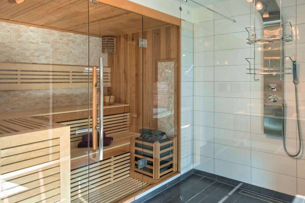 Exklusives Ferienhaus Dieboldsberg: Sauna, Whirlpool, Kamin, Spielempore & Spielplatz in Alpirsbach, Kinzigtal