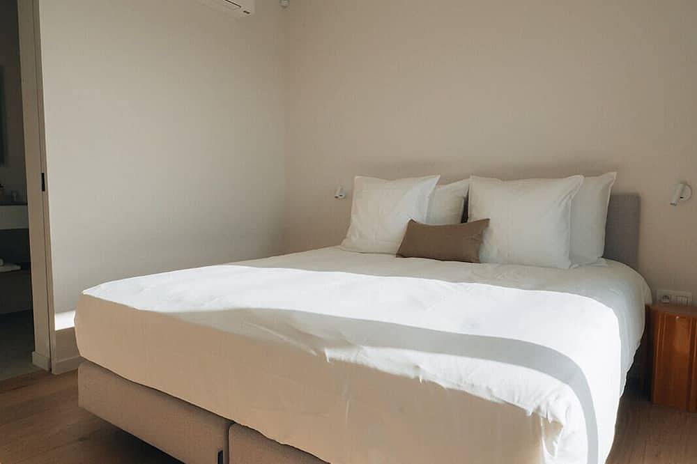 Oakstone Lodge- 12 person gite with Jacuzzi, swimming pool and sauna in Houyet, Region Namur