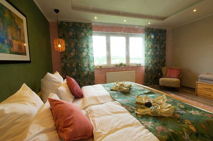 Ganze Wohnung, Ferienwohnung Maar-Idyll, ruhige, moderne Ferienwohnung mit Bewegungsfreiheit in Schalkenmehren, Vulkaneifel