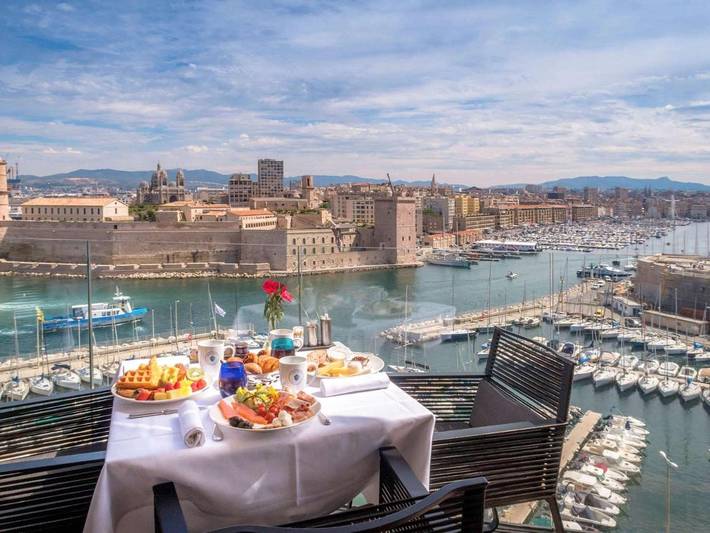 Hôtel pour 4 personnes, avec terrasse ainsi que sauna et jacuzzi, animaux acceptés