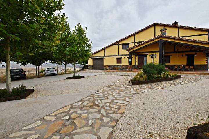 Casa rural para 8 personas, con Balcón y Terraza además de Jardín y Piscina en Villel - 4