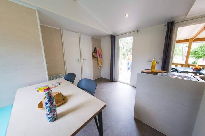 Camping pour 4 personnes, avec jacuzzi ainsi que jardin et piscine à Ruoms - 4