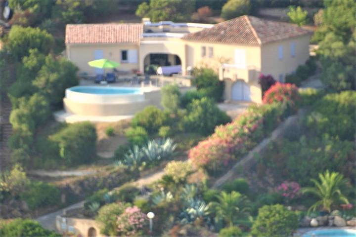 Location de vacances pour 10 personnes, avec jardin ainsi que terrasse et piscine dans Porticcio - 2