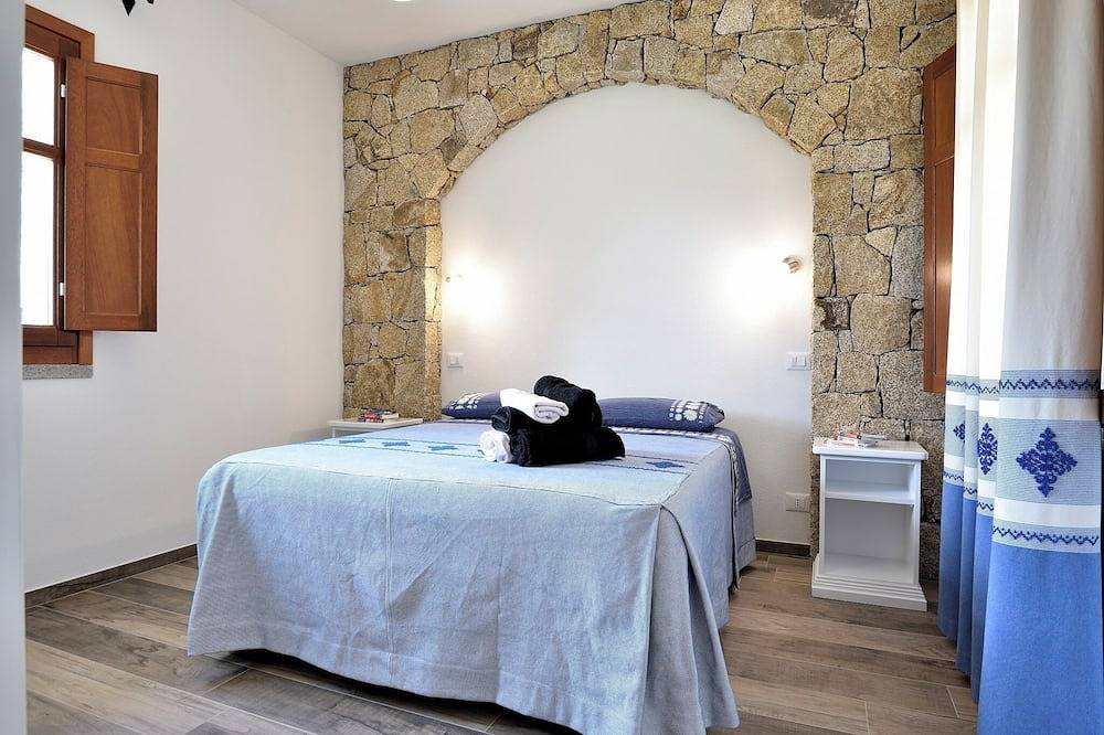 Ganze Wohnung, Villa Menhir. Mediterranen Garten. Berg Aussicht. in Lotzorai, Ogliastra Provinz