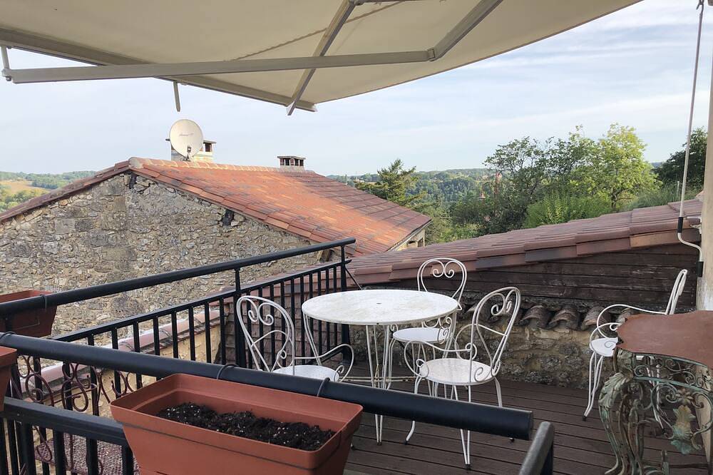 Charming hillside cottage with a view of the town and Dordogne Valley in Couze-et-Saint-Front, Périgord Pourpre