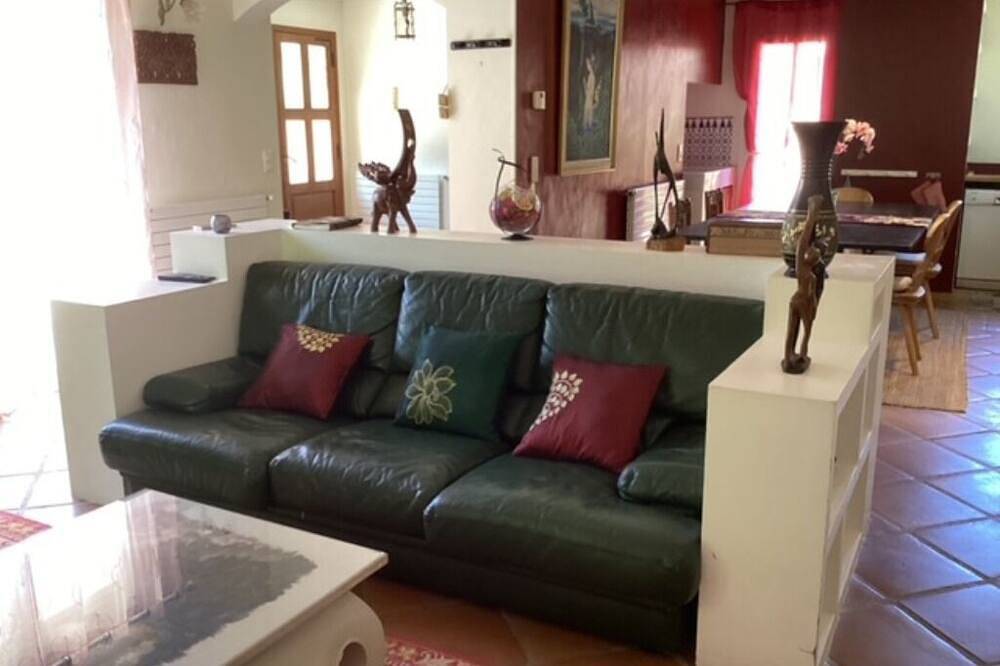 Maison Bien-être Séjour à Thème en Famille ou Avec vos Proches. Jardin & Jacuzzi in Saint-Antonin-du-Var, Brignoles Region