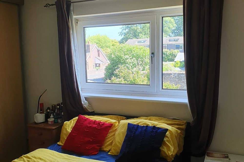 Entire apartment, 1 bedroom apartment wt ext leather sofa chair. 10 minutes to city center in Horsham, West Sussex