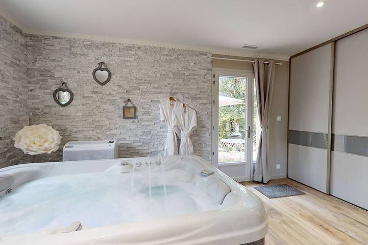 Location de vacances pour 2 personnes, avec jacuzzi et jardin à Saint-Chamassy