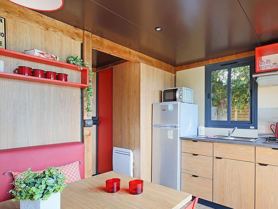 Camping Le Mont Grêle - Hébergement 4 personnes - Roulotte - 22m² - hébergement insolite in Lépin-le-Lac, Région de Chambéry