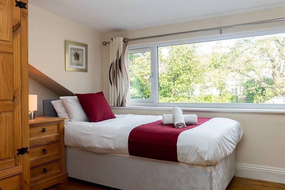 Two Pound Cottage - 3 Bed Home - Hot Tub in Brockworth, Gloucestershire