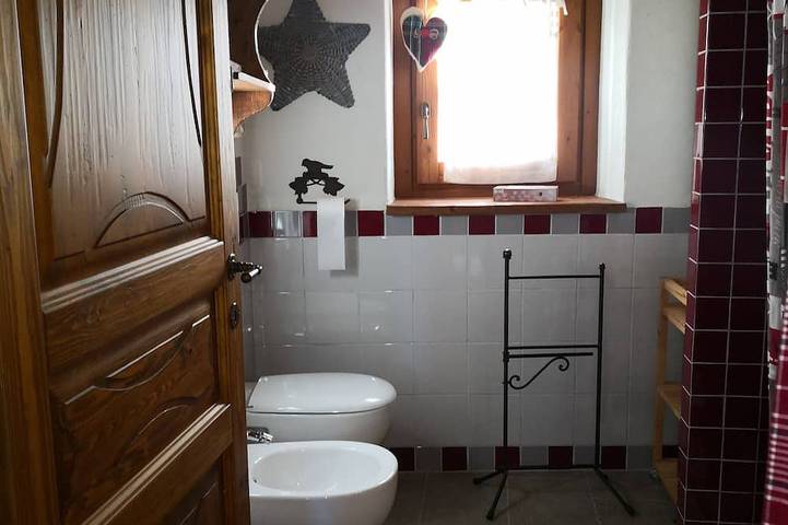 Entire apartment, La Maison Des Chats strategically located for visiting the entire Aosta Valley in Tholasèche, Comune di Nus