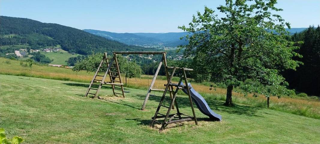 Location de vacances pour 4 personnes, avec jardin ainsi que vue et terrasse à Cleurie - 2