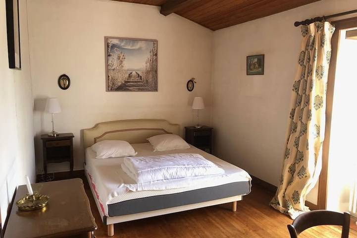 Location de vacances pour 10 personnes, avec terrasse ainsi que jacuzzi et jardin, animaux acceptés à La Jonchère - 3