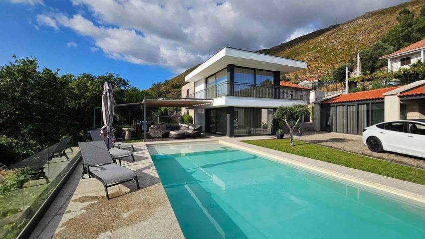 Casa rural para 7 personas, con jardín además de vistas y piscina en Arcos de Valdevez