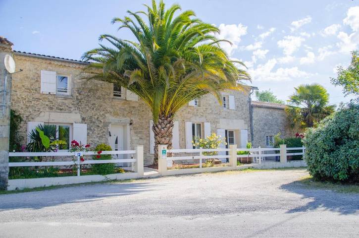Maison d’hôte pour 2 personnes, avec Terrasse et Jacuzzi ainsi que Jardin et Piscine