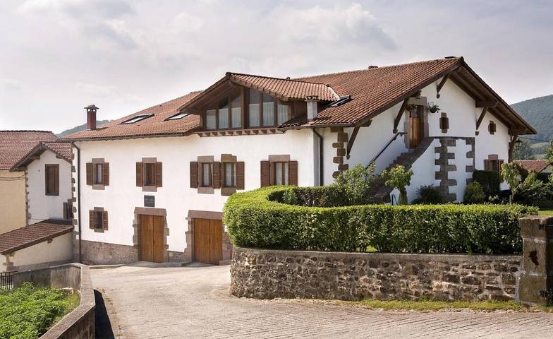 Apartamento para 16 personas, con Balcón y Terraza además de Jardín y Vistas en Ulzama