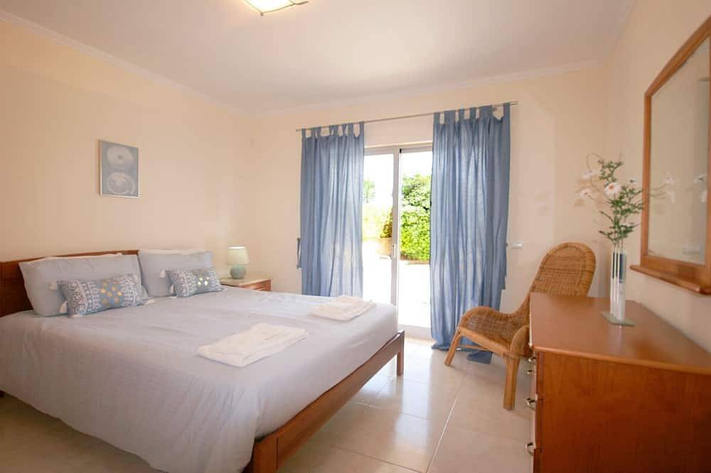 4 Bedrooms with Private Heated Pool, Wifi, A/C, Walking distance to amenities in Santa Maria, São Gonçalo de Lagos