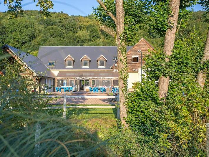 Camping Sites et Paysages - Domaine de la Catinière - Mobilheim 1/4 personen - Premium - 2 Schlafzimmer - TV - Mit überdachter Terrasse - Geschirrspüler in Fiquefleur-Équainville, Côte de Grâce