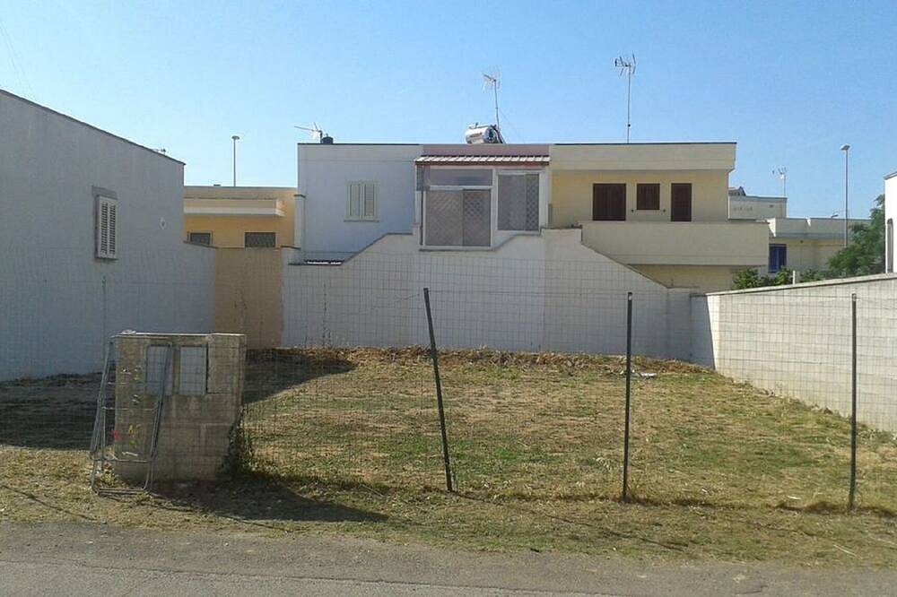 Appartamento intero, Ampia villetta a schiera appena ristrutturata, con condizionatore in camera in Torre San Giovanni, Golfo di Taranto