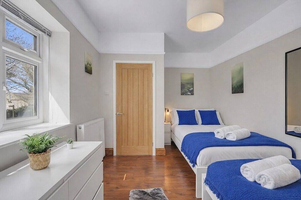 Stylish Cottage with a Hot Tub in Kielder Forest Park
