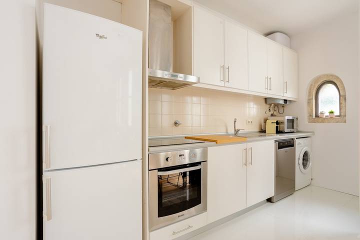 Entire studio, Studio Apartment 'Sunny Priorado - Vintage' with Balcony and Wi-Fi in Cedofeita, Porto
