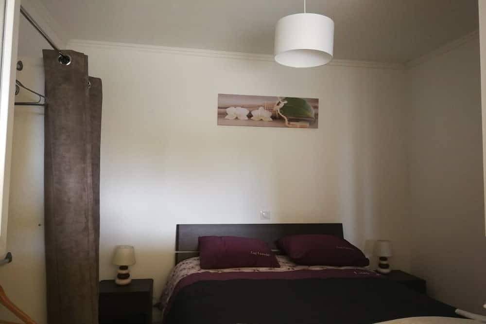 Rez de villa-maison, appartement T3 à 10 min d'Ajaccio avec Piscine. in Afa, Région d'Ajaccio