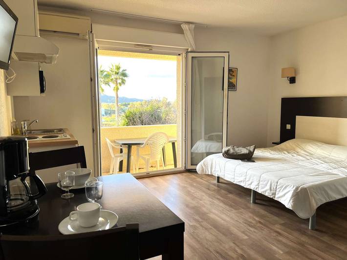 Location de vacances pour 2 personnes, avec terrasse et piscine à Saint-Florent