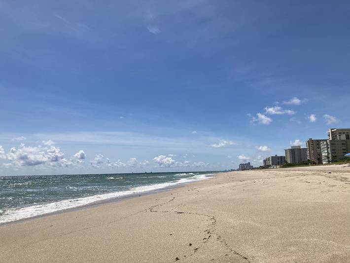 Vacation rental for 4 people, with pool and balcony as well as hot tub and yard in Lauderdale-by-the-Sea