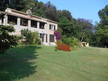 Gîte pour 4 personnes, avec terrasse ainsi que vue et jardin dans Folelli