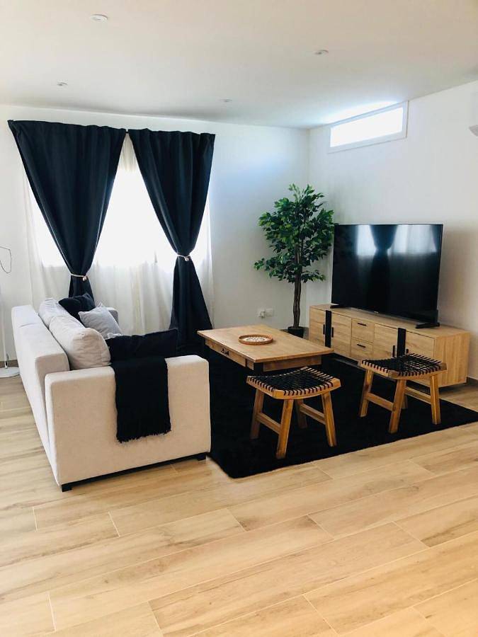 Location de vacances pour 4 personnes, avec vue ainsi que piscine et terrasse à Milhaud