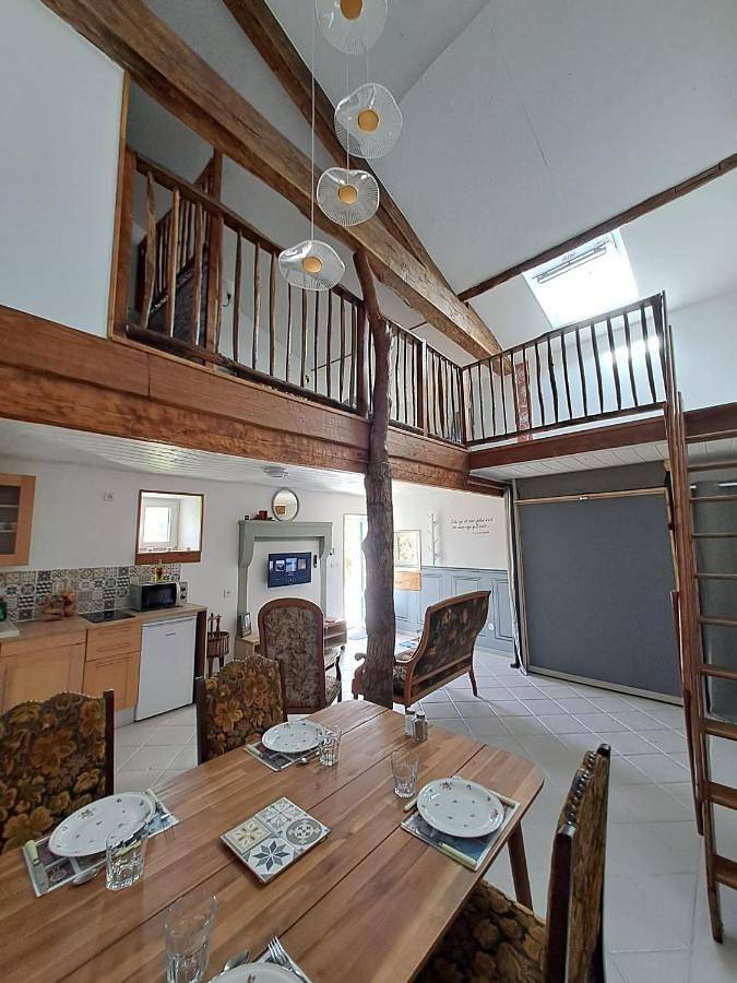 Gîte pour 4 personnes, avec Terrasse et Jardin à Cezais