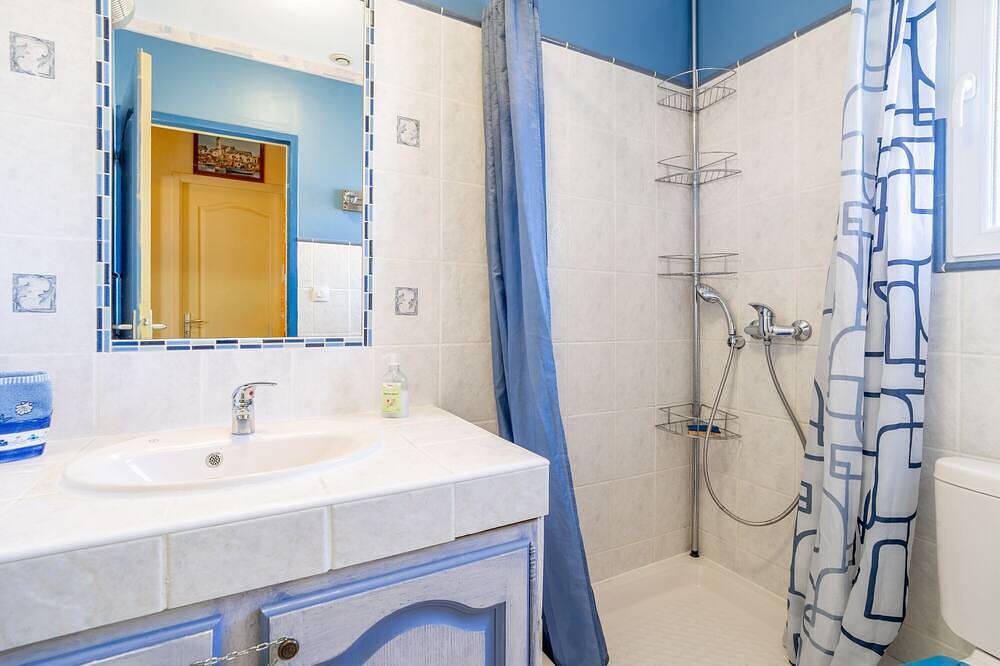 Bed and Breakfast 'Chambre D'hôtes - Chambre' with Private Pool, Wi-Fi and Air Conditioning in Puisserguier, Béziers region