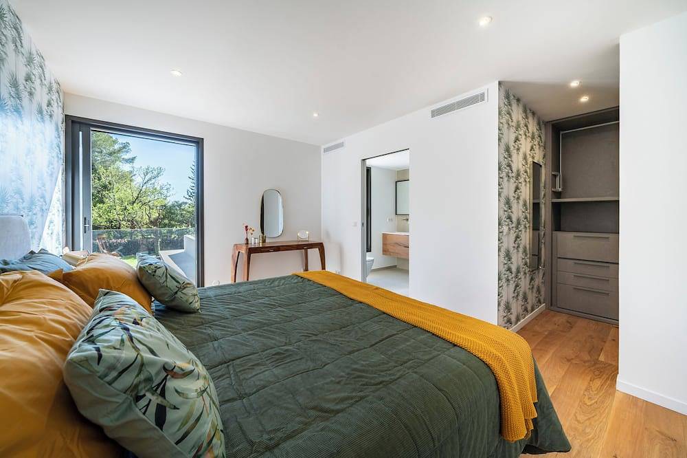 New Architectural Modern Villa  with Spa & Heated Pool in Valbonne, Côte méditerranéenne (France)