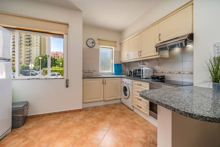 Ganze Wohnung, Apartment 'Paraíso Beira-Mar' mit Gemeinschaftspool, WLAN und Klimaanlage in Praia da Rocha, Portimão