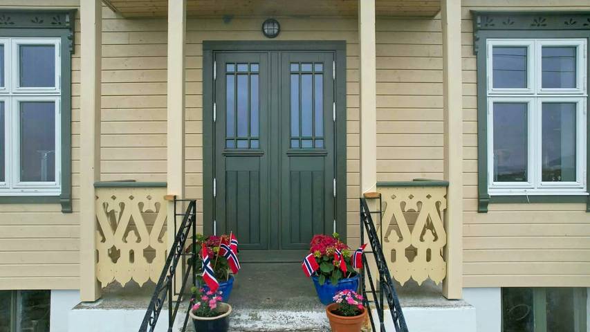 Renoviertes Haus aus dem Jahr 1914 in der Nähe eines Badestrands in Sande (Norwegen)