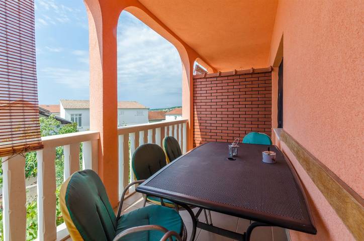 Ferienwohnung für 4 Personen, mit Pool und Balkon in Rogoznica