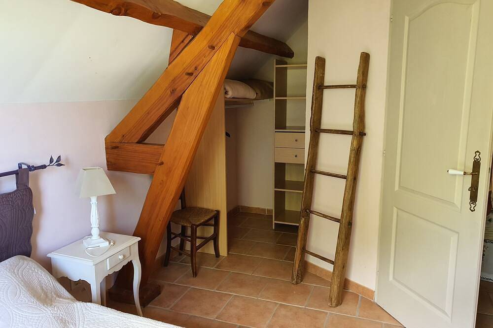 Peaceful 5-person gîte with secure pool (sleeps up to 9) in Salviac, Lot