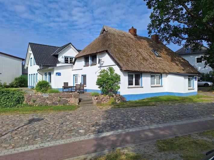 Ferienwohnung für 2 Personen, mit Balkon und Terrasse sowie Garten und Seeblick in Groß Zicker