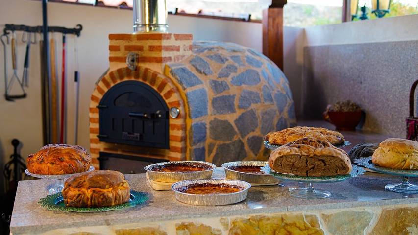 'Double Sunflower' Room with Mountain Views, Shared Terrace, and Wi-Fi in Marina de Cudeyo, Cantabrian Coast