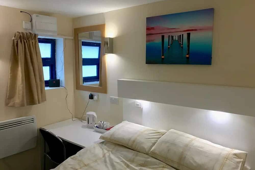 Double Room, own front door on high street in Carmarthenshire