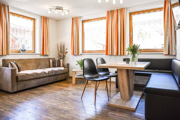 Ferienwohnung für 4 Personen, mit Terrasse und Garten sowie Ausblick in Elbigenalp