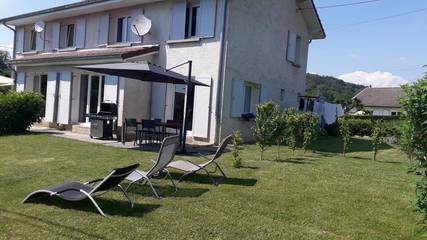 Gîte pour 4 personnes, avec terrasse et jardin à Port-Lesney