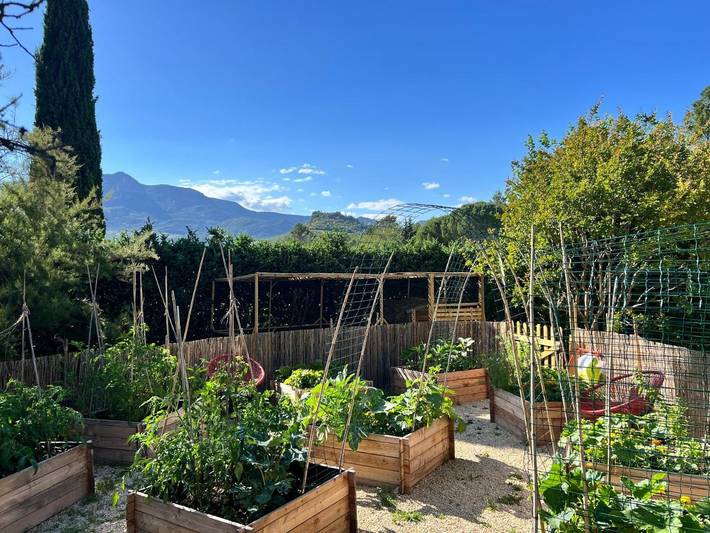 Location de vacances pour 2 personnes, avec vue et jardin ainsi que terrasse et piscine, animaux acceptés à Condorcet - 3