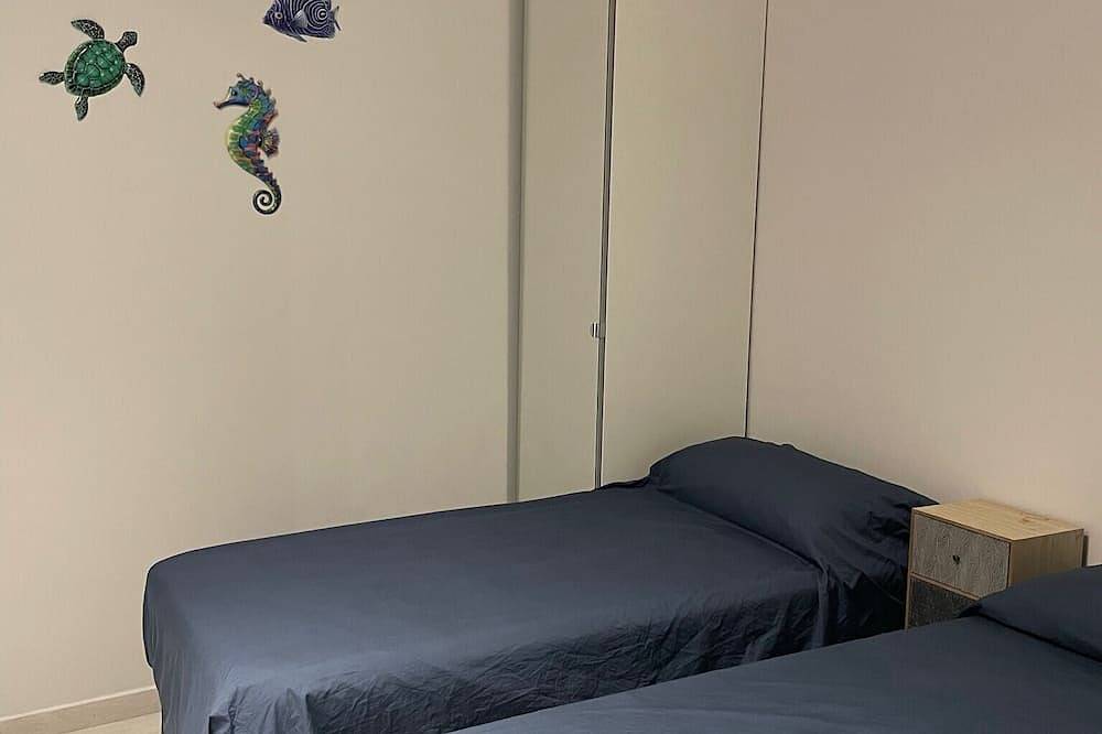 Appartamento intero, Appartamento 'Blue House con Terrazzo' vista mare, Wi-Fi e aria condizionata in Portopalo di Capo Passero, Siracusa e dintorni