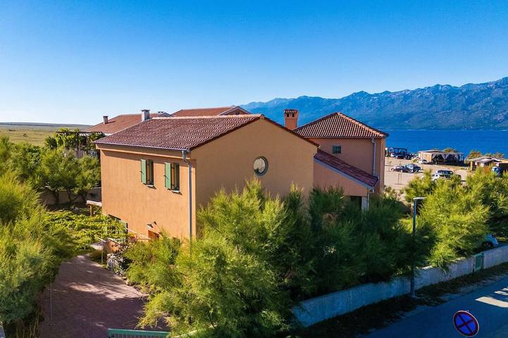 Villa für 4 Personen, mit Terrasse und Garten in Razanac