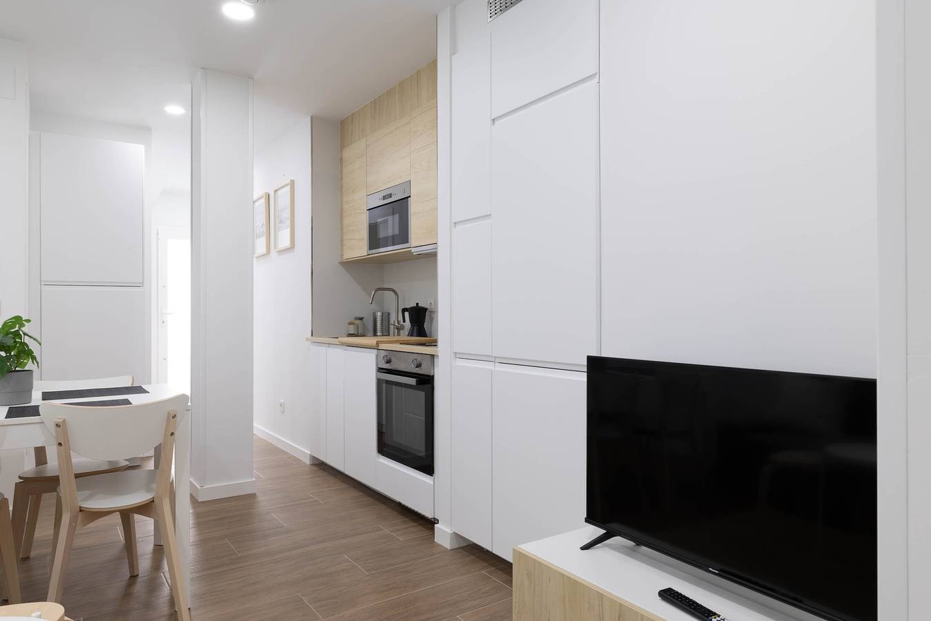 Ganze Wohnung, Ferienwohnung 'Ría De San Cosme Candida' mit Bergblick, Gemeinschaftsgarten und Klimaanlage in Outes, Rías Baixas