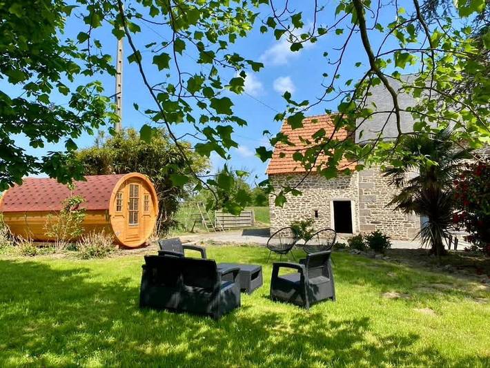Location de vacances pour 20 personnes, avec jardin ainsi que jacuzzi et terrasse à Le Luot